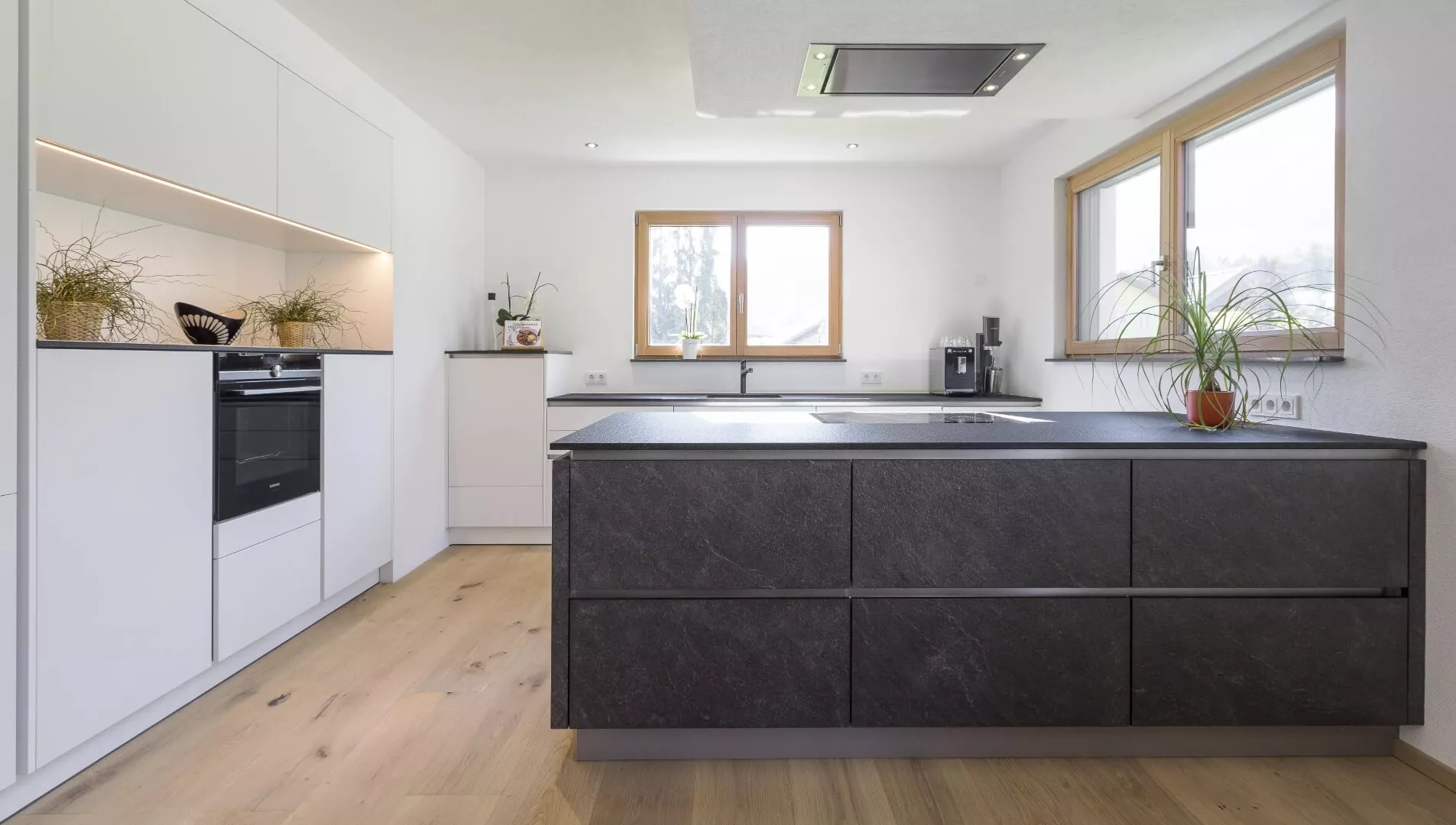 /files/dateien/Fenster/Fenster-Kueche-%C2%AE-Mayer-Photography.webp