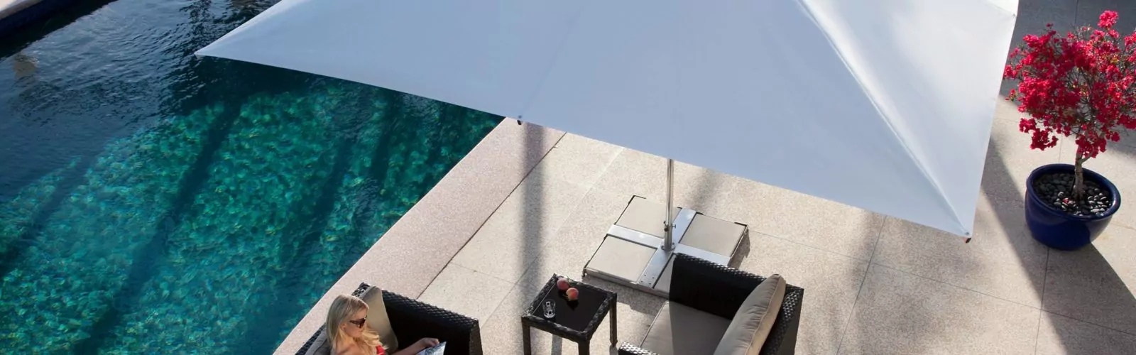 /files/dateien/Sonnenschutz/Sonnenschirme/Sonnenschirm-Supremo-von-Caravita-in-weiss-mit-winddach-viereckig-am-Pool-01-1600x500.webp