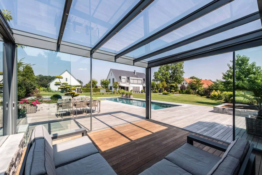/files/dateien/Terrasse/Terrassen%C3%BCberdachung/solarlux-terrassendach-glashaus-sdl-acubis-sl20e-ref01676-382-scaled-e1622403779273.webp